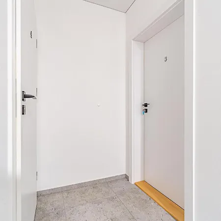 Apartment Uptown Nr 3 With Parking & Ac *